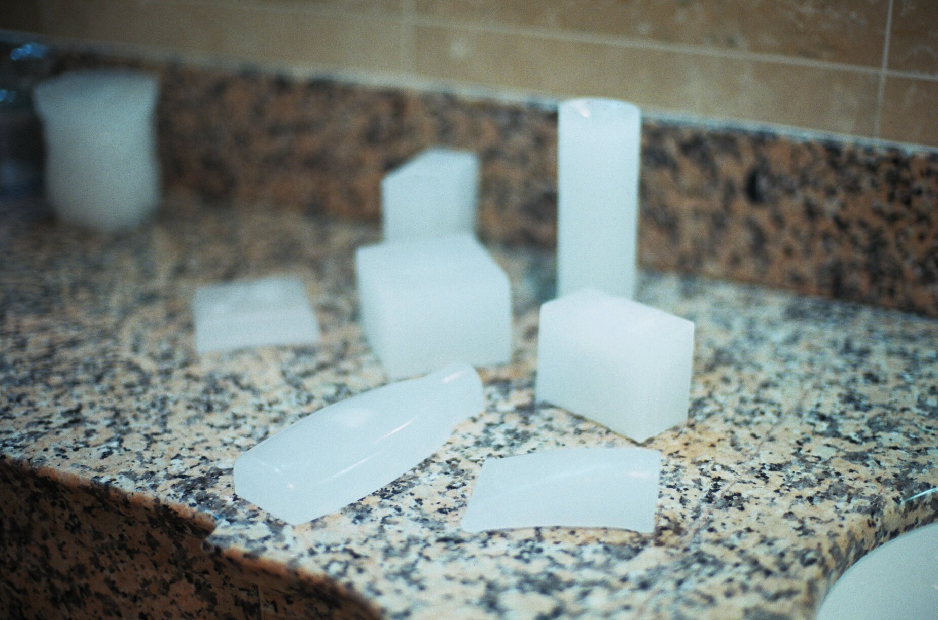 (Po)noči - kopalnica s parafinskimi ulitki kozmetičnih in toaletnih pripomočkov za osebno nego