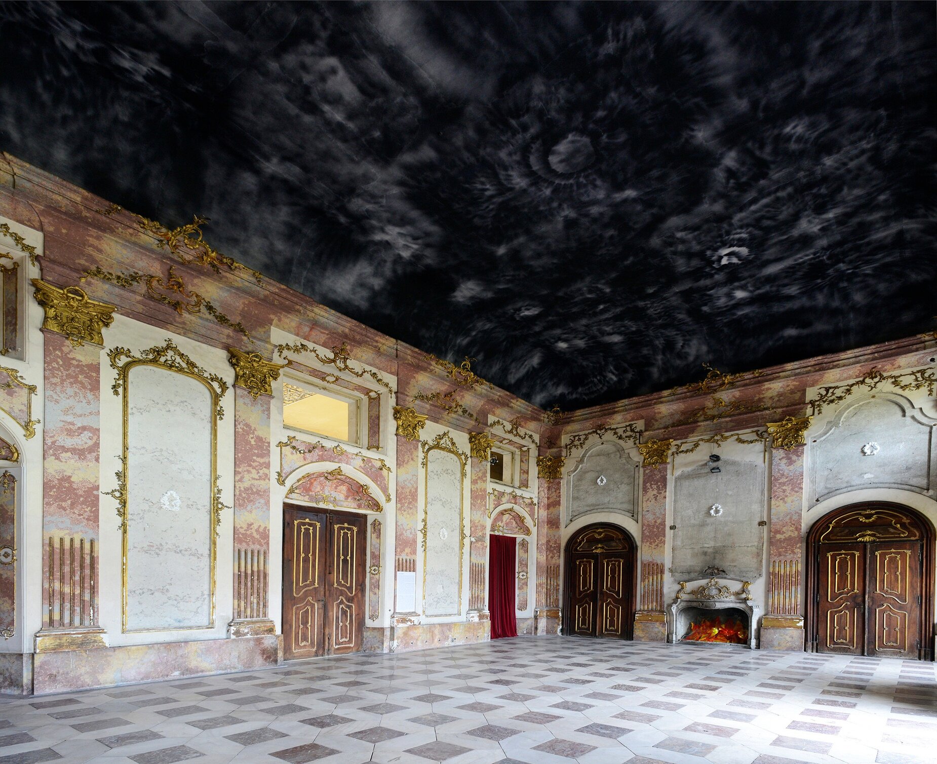 1 Č RNI OBLAK BELA SNOV IN LAŽ NI OGNJI avtorski projekt in situ 2018 fotografija Bojan Salaj 2 1